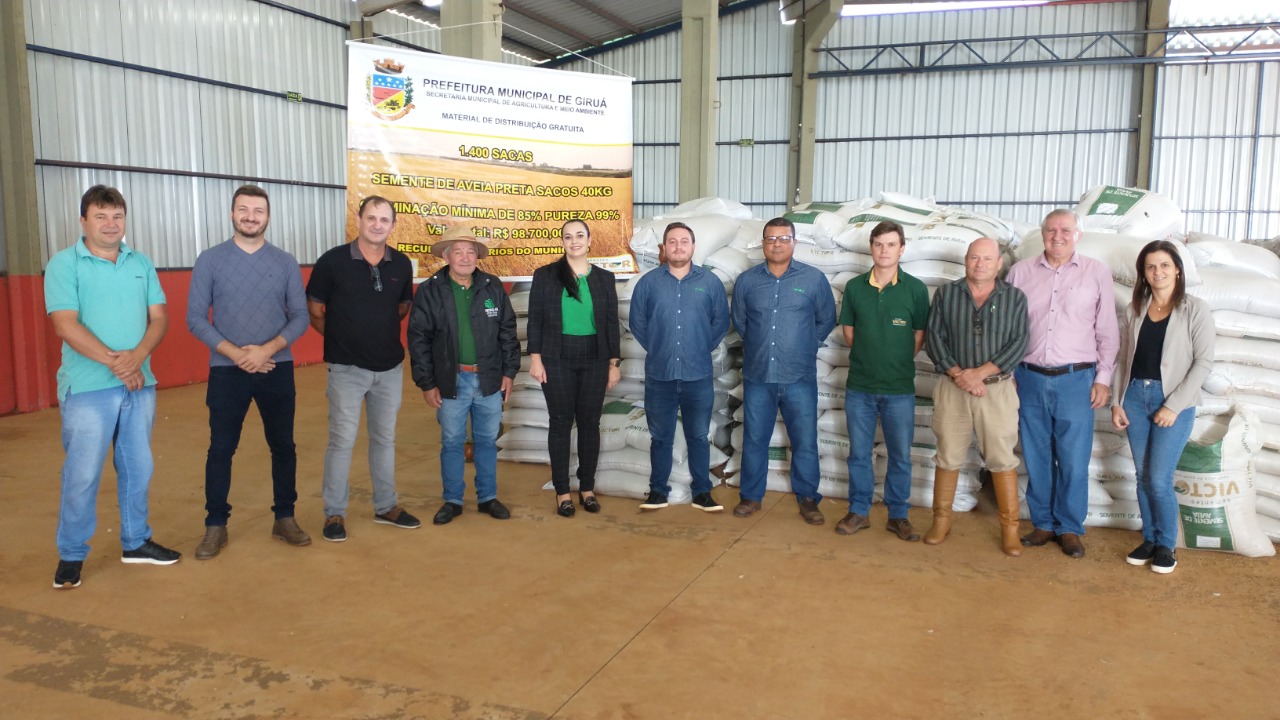 Giruá contempla produtores com sementes de aveia preta   